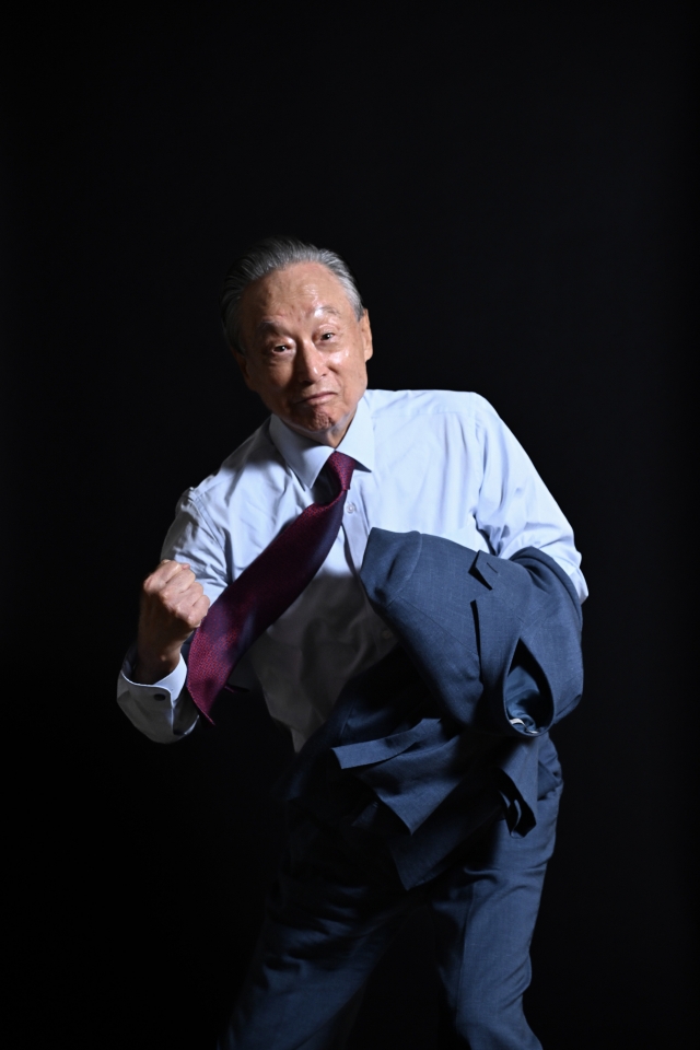 Kwon No-gab strikes an uppercut as he poses for photography prior to an interview, held at the Kim Dae-jung Library in Seoul's Sinchon on Sept. 15. (Im Se-jun/The Korea Herald)