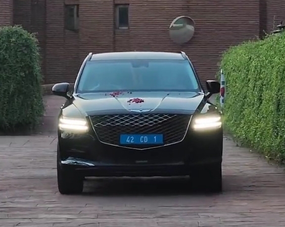 This photo, captured by The Korea Herald from a video published by the South Korean Embassy in India, shows a Hindu priest conducting a traditional puja ritual for a new diplomatic vehicle from Hyundai Motor Co., intended for Seoul's ambassador in New Delhi.