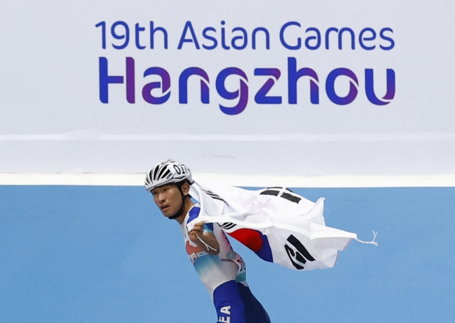 South Korean roller skater Jeong Byeong-hee celebrates his victory after winning the gold medal in the men's 10,000m point-elimination roller skating final race at Qiantang Roller Sports Centre in Hangzhou, China, during the 19th Asian Games. (Reuters)