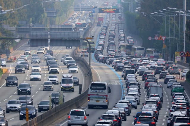 This photo, taken aboard a police helicopter, shows an aerial view of a road junction clogged with heavy traffic in Yongin, Gyeonggi Province, on Thur. (Yonhap)