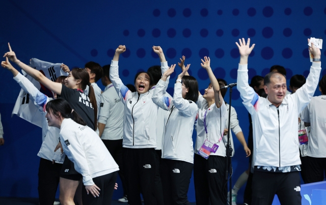 South Korean women's badminton team celebrates after winning the women's team event at the 19th Asian Game in Hangzhou, China on Sunday. (Yonhap)