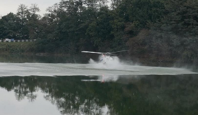 This captured image from video footage offered by a reader shows a civilian helicopter crashing into a reservoir in Pocheon, 52 kilometers northeast of Seoul, on Tuesday. (Yonhap)