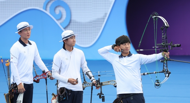 From left: South Korean archers Kim Jong-ho, Yang Jae-won and Joo Jae-hoon compete in the final of the men's compound team event at the Asian Games at Fuyang Yinhu Sports Centre in Hangzhou, China, on Thursday. (Yonhap)