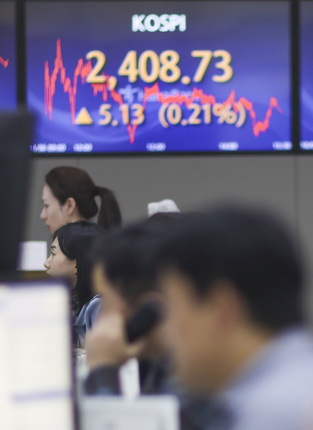 An electronic board showing the Korea Composite Stock Price Index at a dealing room of the Hana Bank headquarters in Seoul on Friday. (Yonhap)