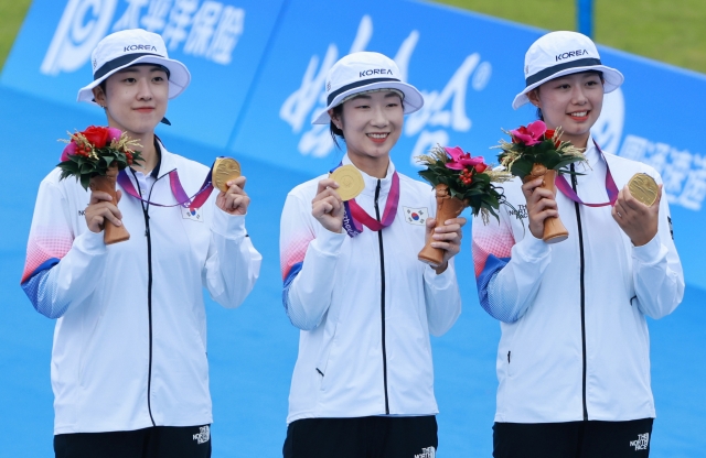 South Korean archers react after winning the final of the women's team recurve archery at Fuyang Yinhu Sports Center in Hangzhou, China, during the 19th Asian Games on Oct. 6, 2023. (Yonhap)