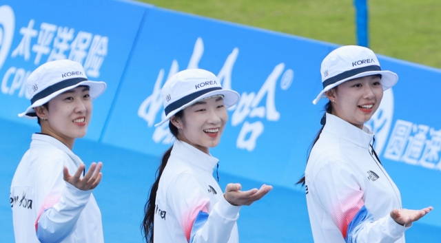 An san (left), Choi Mi-sun (center) and Lim Si-hyeon of the South Korean women's archery team participate in the medal ceremony of the team recurve archery event of the 19th Asian Games in Hanzhou, China, on Saturday. (Yonhap)