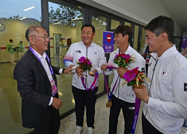 Hyundai Motor Group Executive Chair Chung Euisun, who doubles as chairman of the Korean Archery Association, celebrates with South Korea’s male archery team after they won a gold medal at the 19th Asian Games in China, Friday. From left are Oh Jin-hyek, Lee Woo-seok, and Kim Je-deok. (Korean Archery Association)