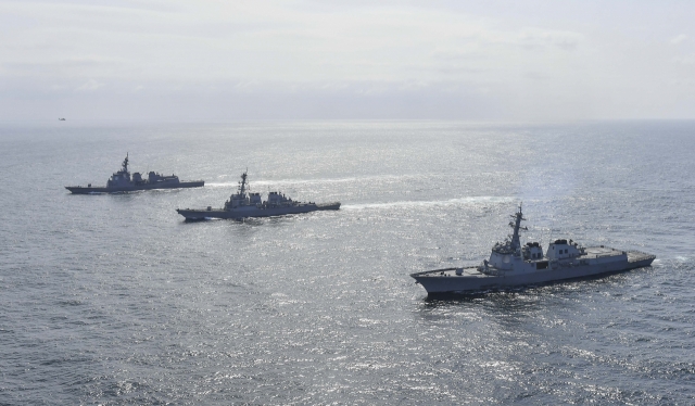 The Yulgok Yi I destroyer of South Korea, the US aircraft carrier USS Nimitz and the JS Umigiri destroyer of Japan in international waters south of the southern island of Jeju on April 4. (Herald DB)