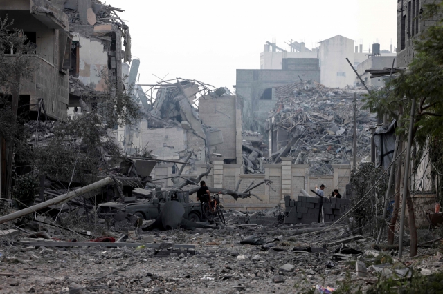 Extent of destruction caused by Israeli airstrikes in Gaza City (AP-Yonhap)