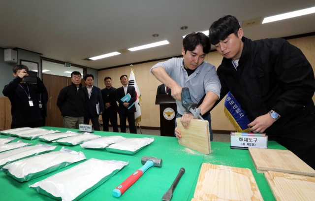 A method for concealing drugs using wood is revealed at Yeongdeungpo Police Station in Seoul on Tue. It was utilized by multinational criminal groups in smuggling 74 kg of meth into South Korea. (Yonhap)