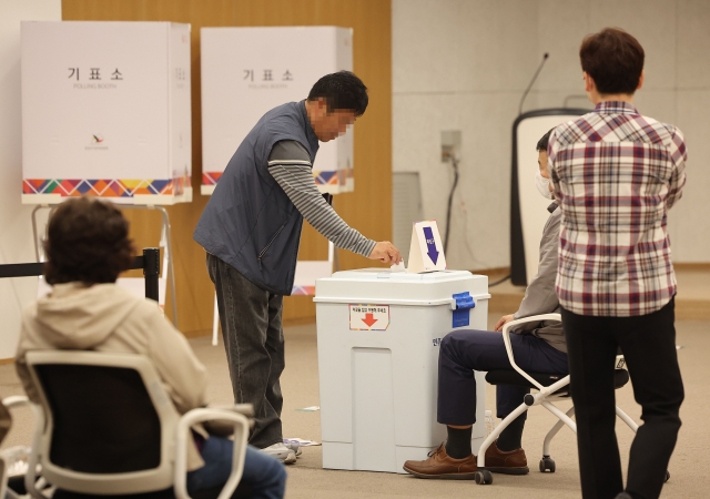 Voters cast their ballots at a polling station in Seoul's Gangseo Ward on Wednesday. (Yonhap)