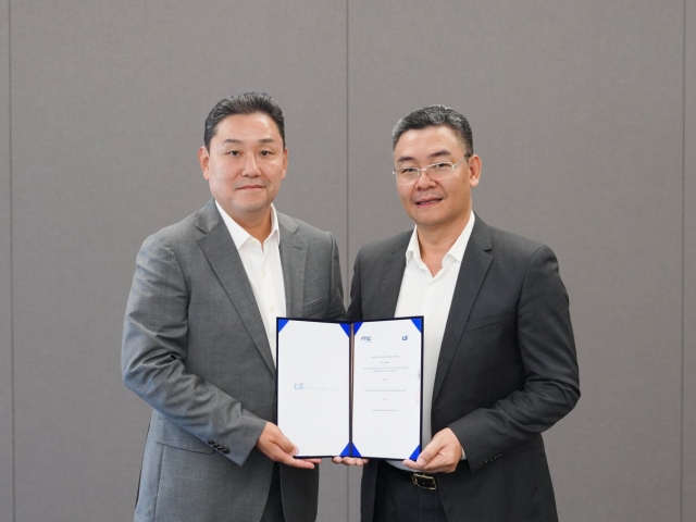 LS Cable & System Asia CEO Lee Sang-ho (left) and PTSC President Le Manh Cuong pose for a photo after a signing ceremony held at LS Yongsang Tower in Seoul, Thursday. (LS Cable & System Asia)