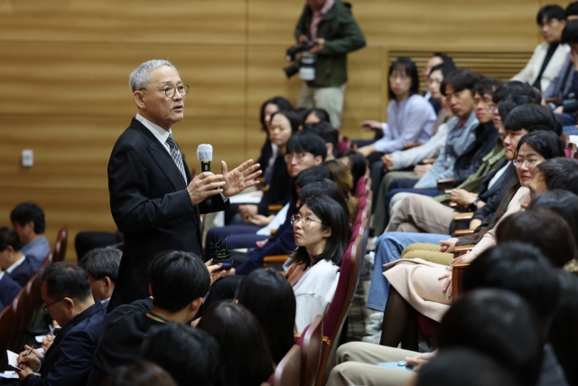 Yu In-chon, the minster of Culture, Sports and Tourism, talks to ministry employees during his inauguration ceremony at the Government Complex Sejong, Monday morning. (Yonhap)