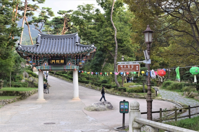 Entrance to Jingwansa (Kim Hae-yeon/The Korea Herald)