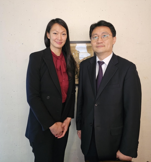 Julie Turner (left), US special envoy on North Korean human rights, poses for a photo with Chun Young-hee, director general for the Korean Peninsula peace regime at South Korea's foreign ministry, before their meeting on Monday. (Yonhap)