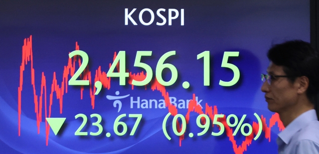 An electronic board showing the Korea Composite Stock Price Index at a dealing room of the Hana Bank headquarters in Seoul on Tuesday. (Yonhap)