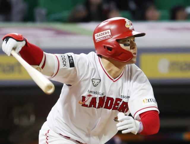 Han Yoo-seom of the SSG Landers hits a sacrifice fly against the Doosan Bears during a Korea Baseball Organization regular season game at Incheon SSG Landers Field in the western city of Incheon on Oct. 17, 2023. (Yonhap)