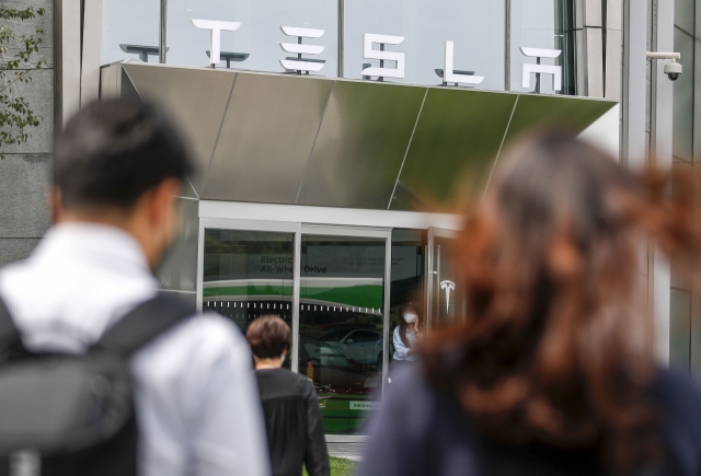 A Tesla store in Yeouido, western Seoul (Newsis)