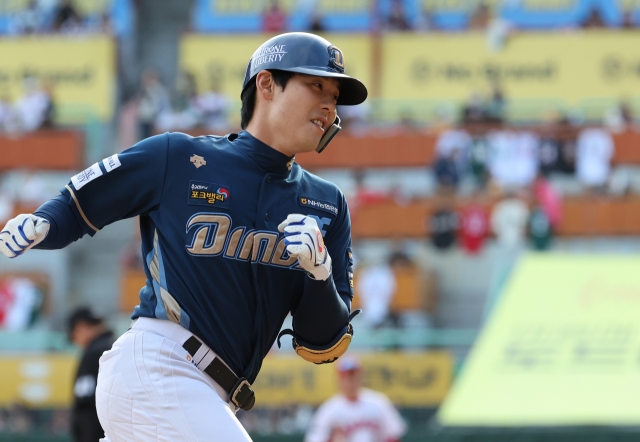 Kim Seong-uk of the NC Dinos celebrates his two-run home run against the SSG Landers during the top of the eighth inning of Game 1 of the first-round series in the Korea Baseball Organization postseason at Incheon SSG Landers Field in Incheon, west of Seoul, on Oct. 22, 2023. (Yonhap)