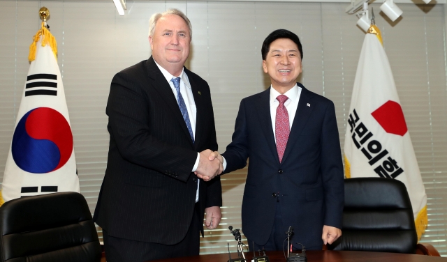 John Linton, the descendant of a US missionary and volunteer during the 1980s democratization movement, shakes hands with the ruling People Power Party leader Rep. Kim Gi-hyeon at the party headquarters in Yeouido, central Seoul, on Monday. (Yonhap)