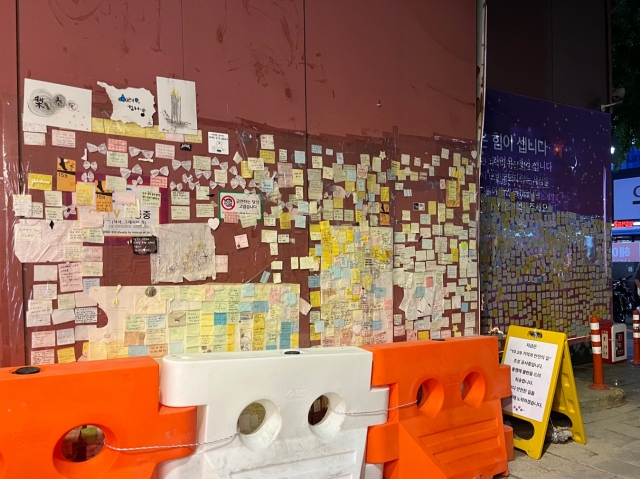 On Oct. 14, Condolence messages are attached to the wall of a narrow alley of Itaewon, where the deadly Halloween crush claimed 159 lives last year, in Seoul. (Lee Jaeeun/The Korea Herald)