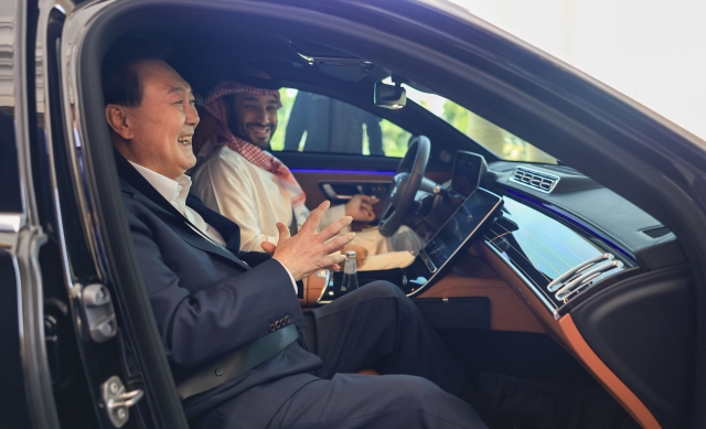 Saudi Crown Prince Mohammed bin Salman (right) gives South Korean President Yoon Suk Yeol a ride to the Future Investment Initiative forum in Riyadh on Tuesday. (Yonhap)