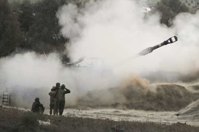 An Israeli mobile artillery unit fires a shell from southern Israel towards the Gaza Strip, in a position near the Israel-Gaza border, Wednesday. (AP-Yonhap)