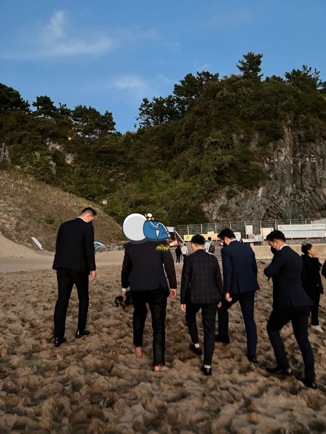 Jeon walking with men who appear to be posing as bodyguards. (Kim Min-seok)