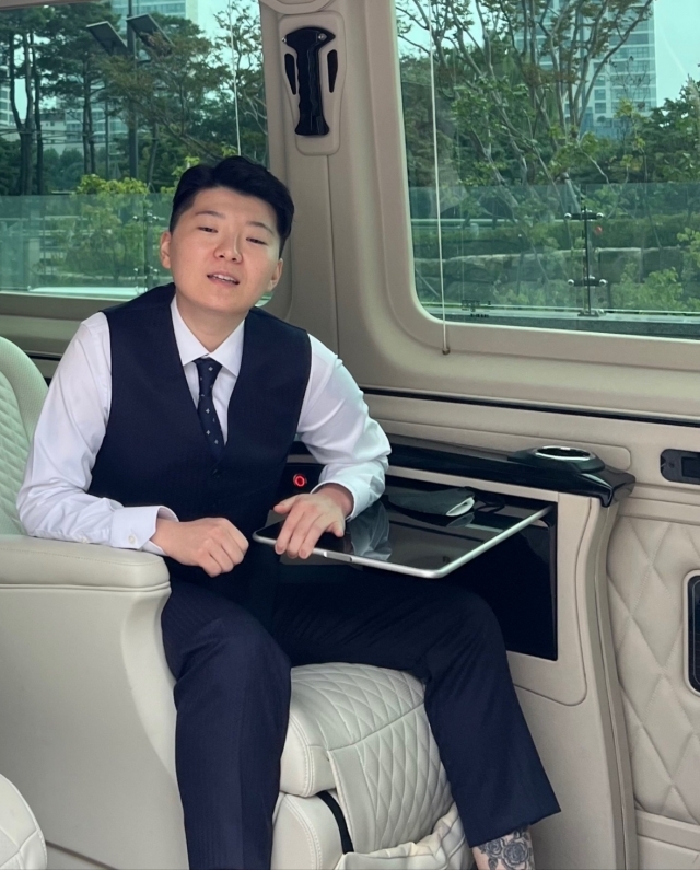 Jeon Cheong-jo sitting inside a limousine (Kim Min-seok)