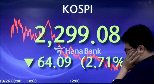 An electronic board showing the Korea Composite Stock Price Index at a dealing room of the Hana Bank headquarters in Seoul on Monday. (Yonhap)