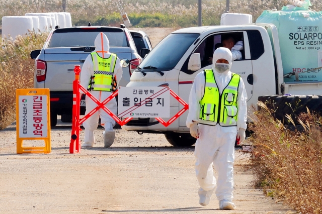 Officials control a cattle farm in Muan, South Jeolla Province, as cattle with lumpy skin disease were found, on Sunday. (Yonhap)