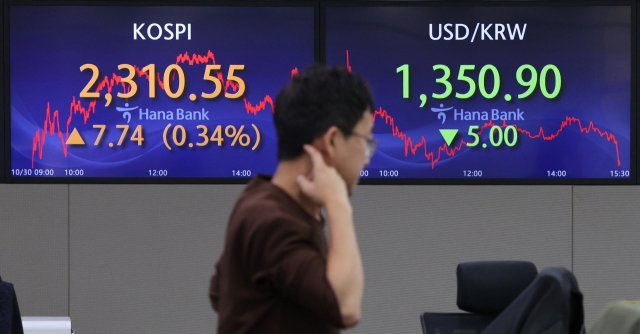 An electronic board showing the Korea Composite Stock Price Index at a dealing room of the Hana Bank headquarters in Seoul on Monday. (Yonhap)