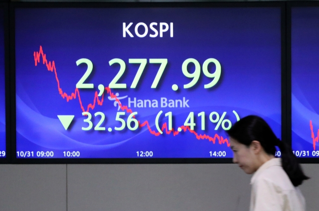 An electronic board showing the Korea Composite Stock Price Index at a dealing room of the Hana Bank headquarters in Seoul on Tuesday. (Yonhap)