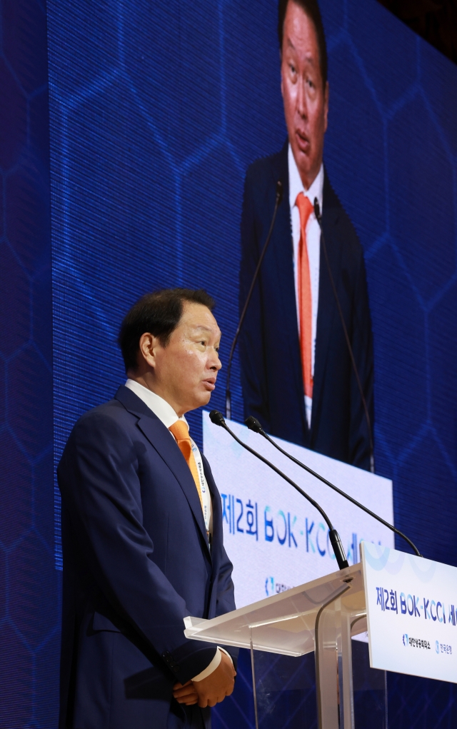 Chey Tae-won, chairman of the Korea Chamber of Commerce and Industry, delivers opening remarks at the Bank of Korea and KCCI's joint seminar held at the Bank of Korea's conference hall in Seoul on Wednesday. (Yonhap)