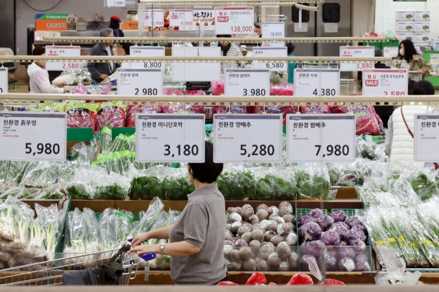 Customers shop at a discount store in Seoul on Nov. 2. (Yonhap)