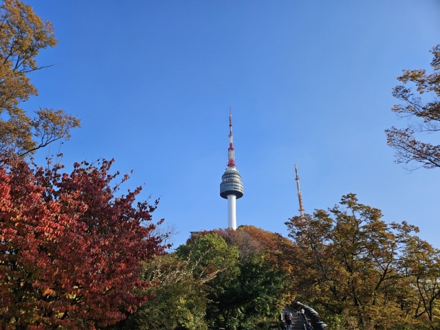 N Seoul Tower is seen amid the fall foliage on Sunday in Seoul. (Park Yuna/The Korea Herald)