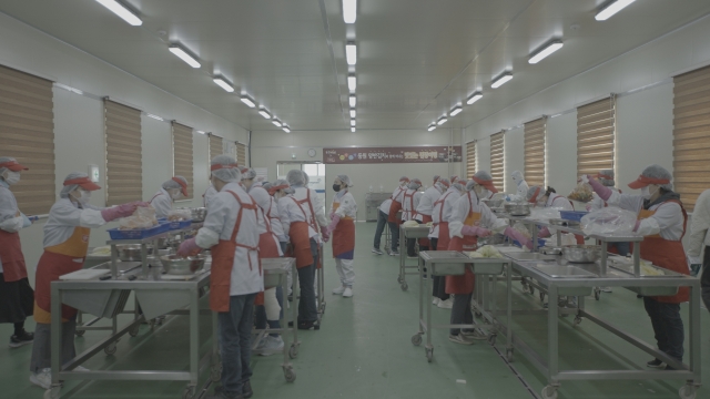 Participants make kimchi at Yangban Kimchi Gimjang Tour. (Dongwon F&B)