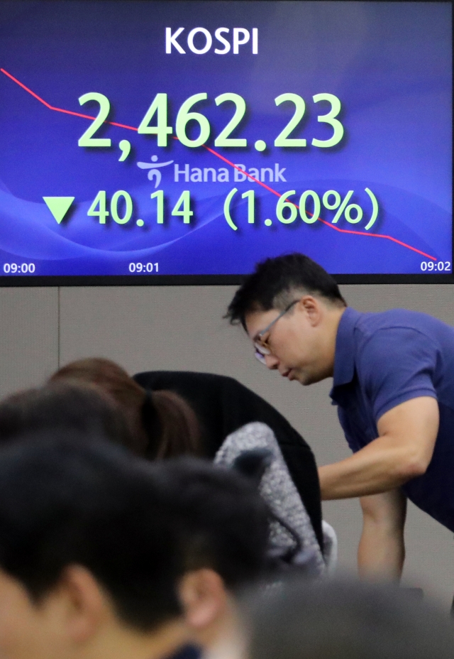 An electronic board showing the Korea Composite Stock Price Index at a dealing room of the Hana Bank headquarters in Seoul on Tuesday (Yonhap)