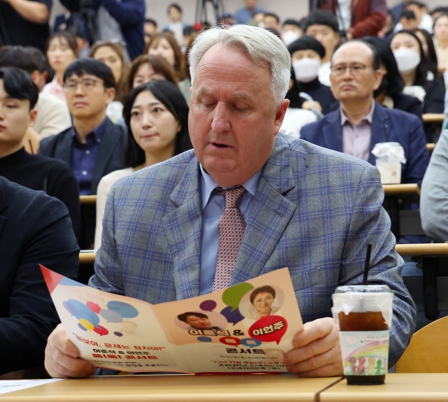 Yohan Ihn, reform chief for the People Power Party, attends a conference where ex-party Chair Lee Jun-seok participated as a speaker, in Busan, Saturday. (Yonhap)