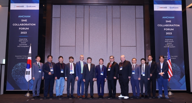 Minister counselor for commercial affairs from the US Embassy Seoul, Andrew Gately (fifth from left), AmCham Chairman and CEO James Kim (sixth from left), Rep. Ahn Cheol-soo of People Power Party (center), Kwon Oh-hyung, senior vice president and president of Asia Pacific at Qualcomm Technologies (sixth from right) pose for a photo as part of the AmCham SME Collaboration Forum 2023 at Grand Hyatt Seoul, Tuesday. (AmCham)