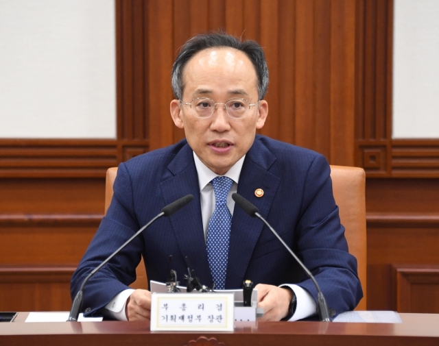 Finance Minister Choo Kyung-ho speaks during a meeting with economy-related ministers held in Seoul on Nov. 8. (Yonhap)