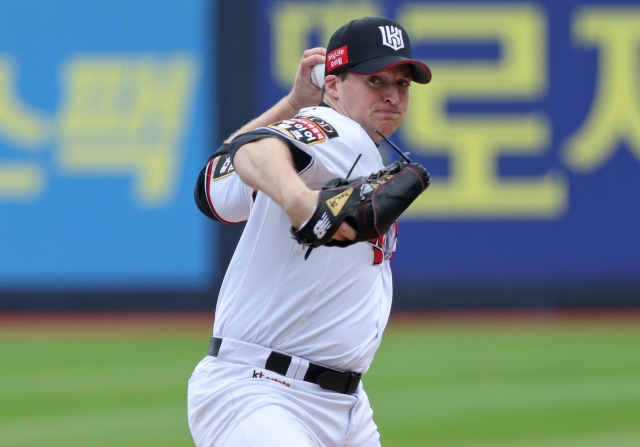 KT Wiz starter Wes Benjamin pitches against the NC Dinos during Game 5 of the second round in the Korea Baseball Organization postseason at KT Wiz Park in Suwon, Gyeonggi Province, on Sunday. (Yonhap)