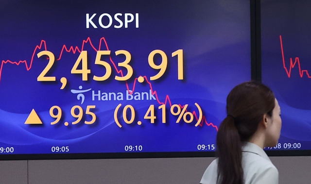 An electronic board showing the Korea Composite Stock Price Index at a dealing room of the Hana Bank headquarters in Seoul on Wednesday. (Yonhap)