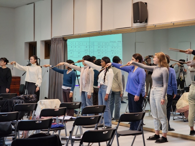 Students attend a pansori workshop at the Seoul Namsan Gukakdang, on Tuesday. (Hwang Dong-hee/The Korea Herald)