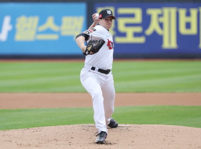 KT Wiz starter Wes Benjamin pitches against the NC Dinos during Game 5 of the second round in the Korea Baseball Organization postseason at KT Wiz Park in Suwon, Gyeonggi Province, Nov. 5. (Yonhap)