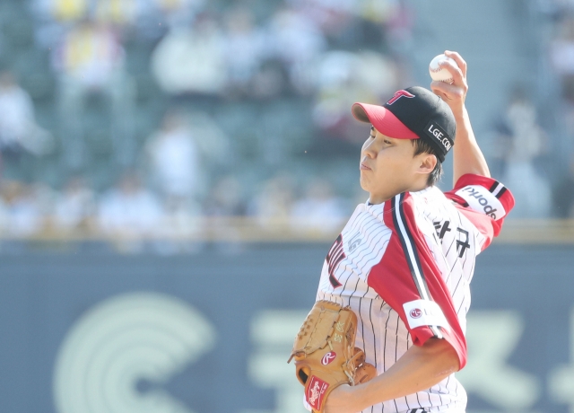 LG Twins starter Im Chan-kyu pitches against the Doosan Bears during a Korea Baseball Organization regular season game at Jamsil Baseball Stadium in Seoul, Oct. 15. (Yonhap)