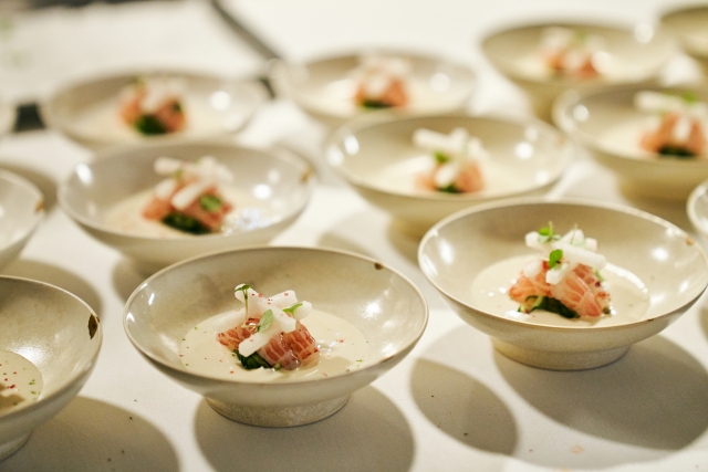 A dish using Korean pear, southern rough shrimp and yuja by Joo Ok's head chef, Shin Chang-ho (Korean Food Promotion Institution)