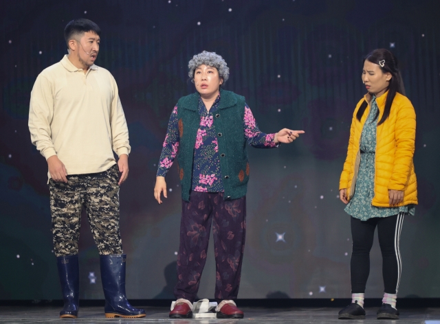 (From left) Comedians Park Hyeong-min, Kim Yeong-hee and Kim Ji-yeong perform scenes from 