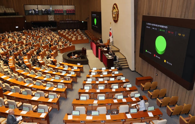 A screen shows the number of ballots cast for the revision to the Trade Union and Labor Relations Adjustment Act, also known as the 