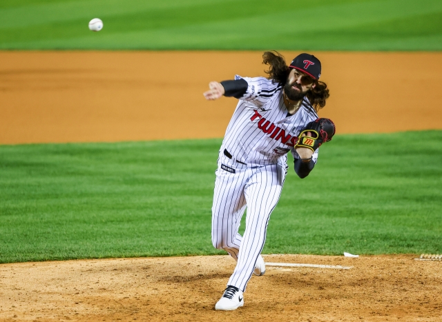 LG Twins starter Casey Kelly pitches against the KT Wiz during Game 1 of the Korean Series at Jamsil Baseball Stadium in Seoul on Tuesday. (Yonhap)